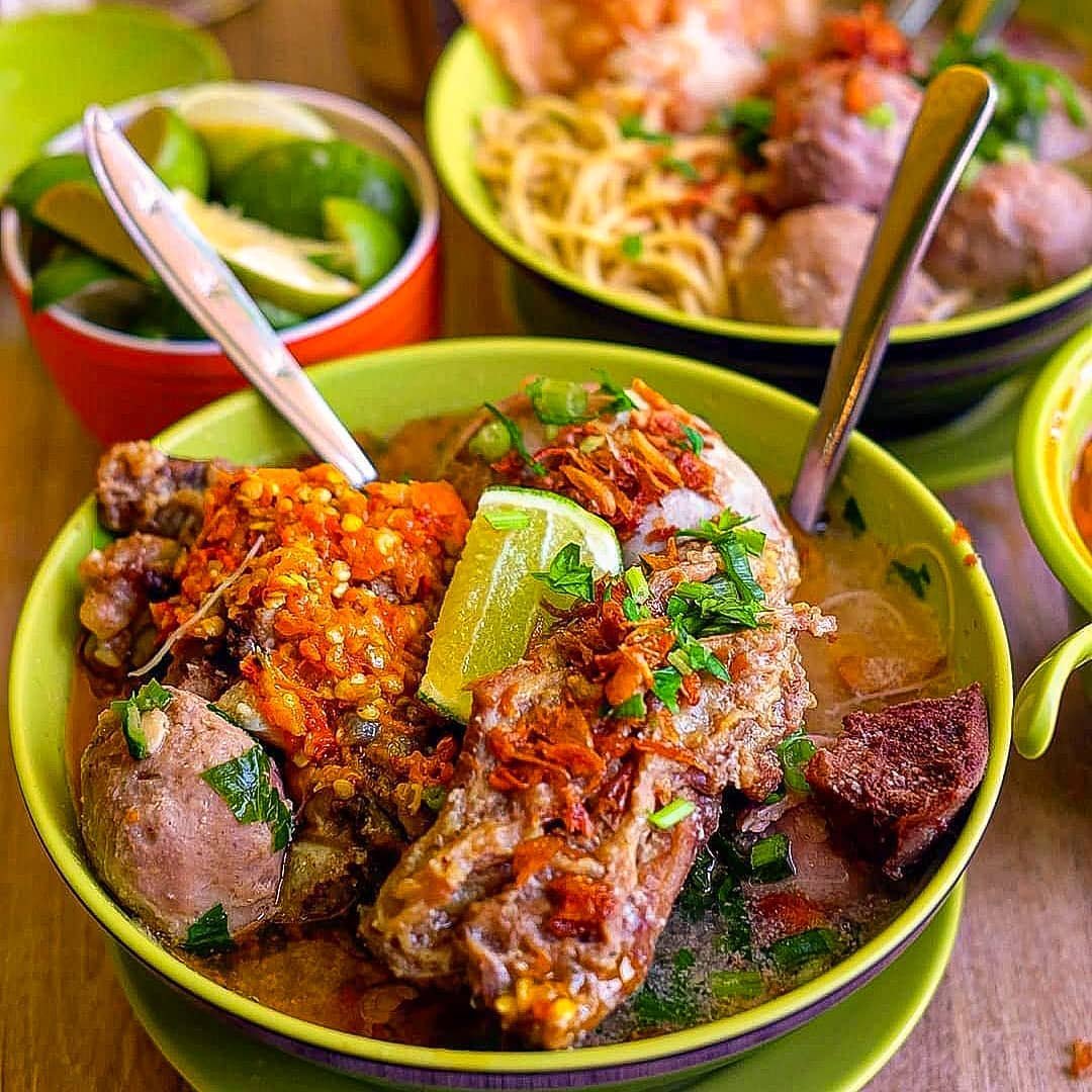 10 Tempat Makan Bakso Enak di Tebet yang Kuahnya Seger Banget