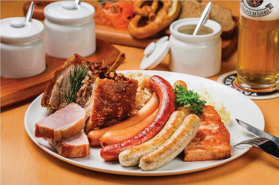 Lagi Pengen Wurst Jerman yang Super Besar? Pastikan Kamu Dateng ke 5 Restoran Ini!