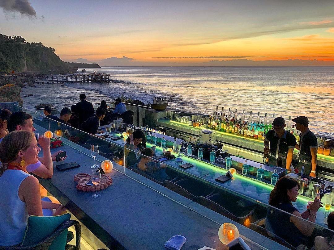 10 Sunset Bar di Bali Paling Kece dan Happening